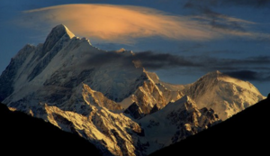 奥格斯堡球员多面手，全面开花